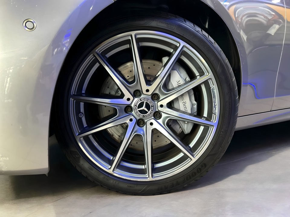 Mercedes-Benz E 300 AMG - foto 13