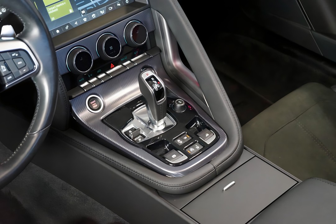 Jaguar F-Type P300 R-Dynamic - foto 12