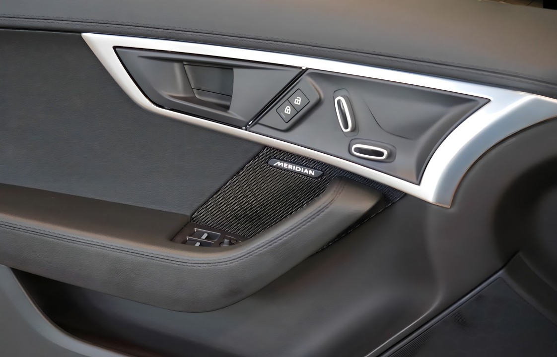 Jaguar F-Type P300 R-Dynamic - foto 14