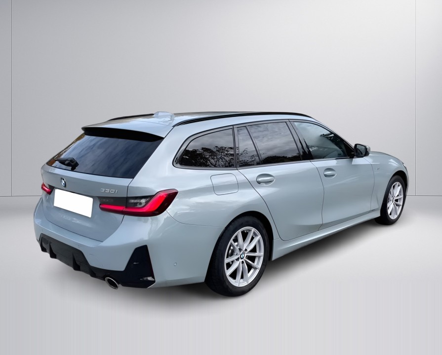 BMW Seria 3 330i xDrive Touring (2)