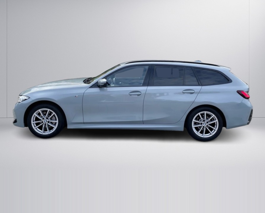 BMW Seria 3 330i xDrive Touring (2)