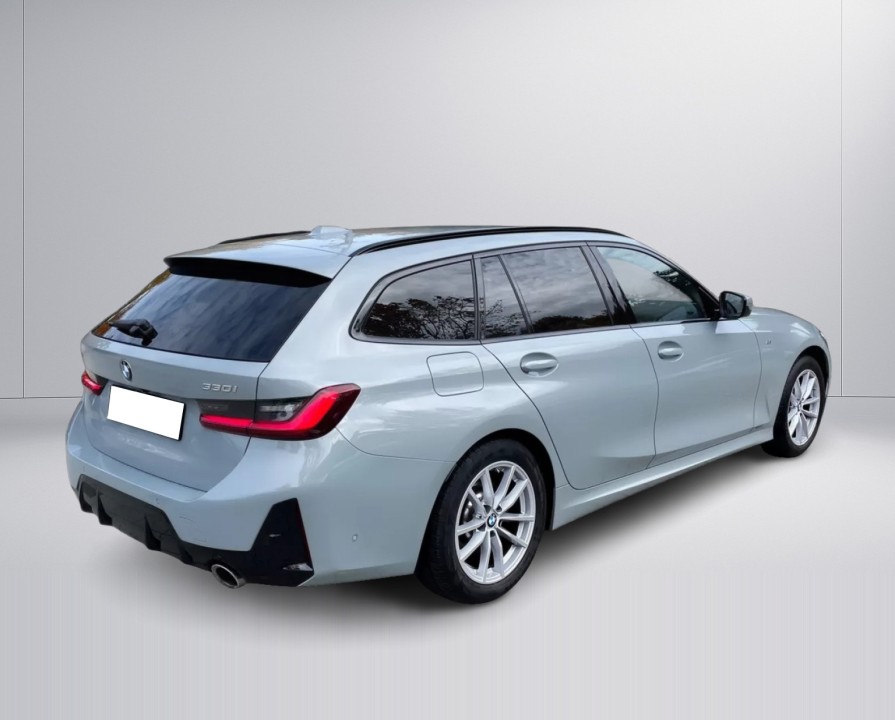 BMW Seria 3 330i xDrive Touring (3)