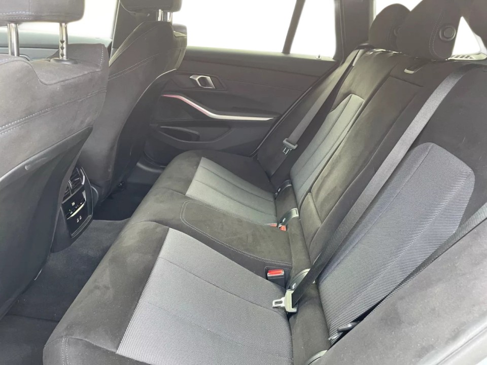 BMW Seria 3 330i xDrive Touring (5)