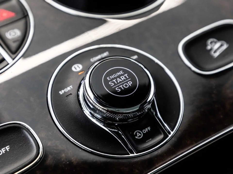 Bentley Bentayga Azure - foto 14