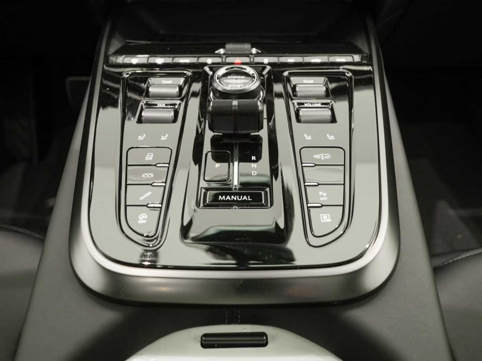 Aston Martin DBX - foto 16