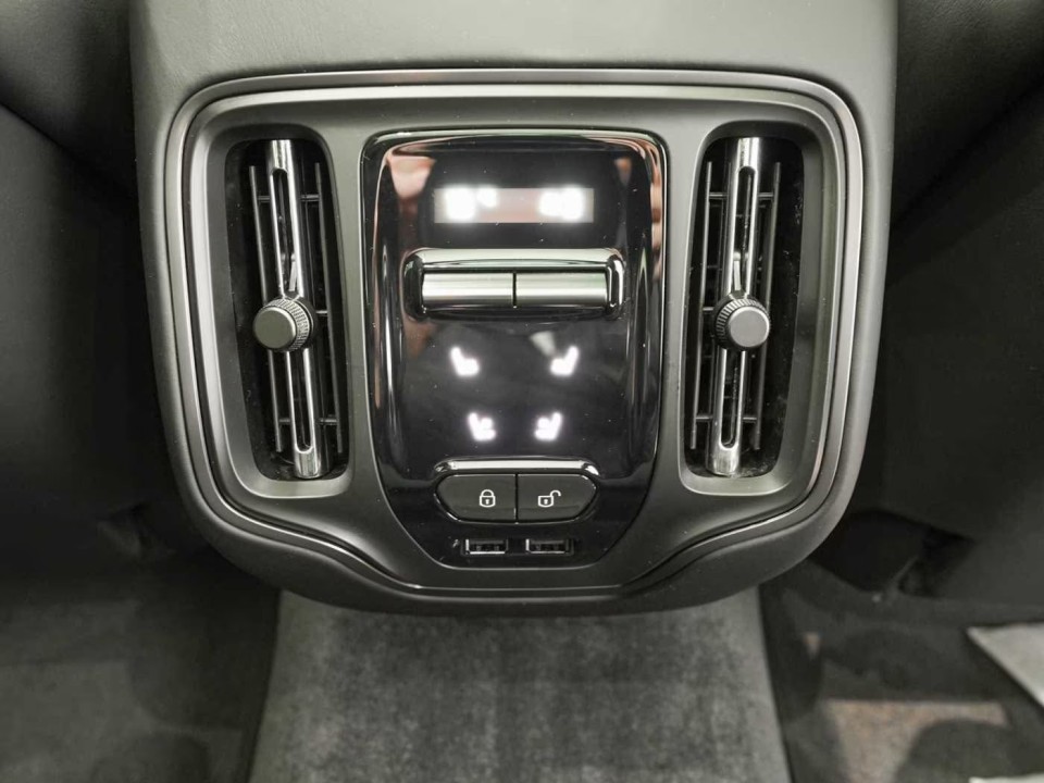 Aston Martin DBX - foto 23