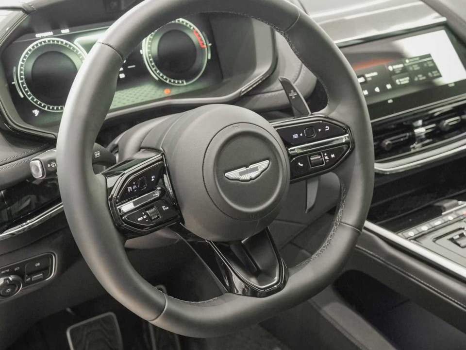 Aston Martin DBX (4)