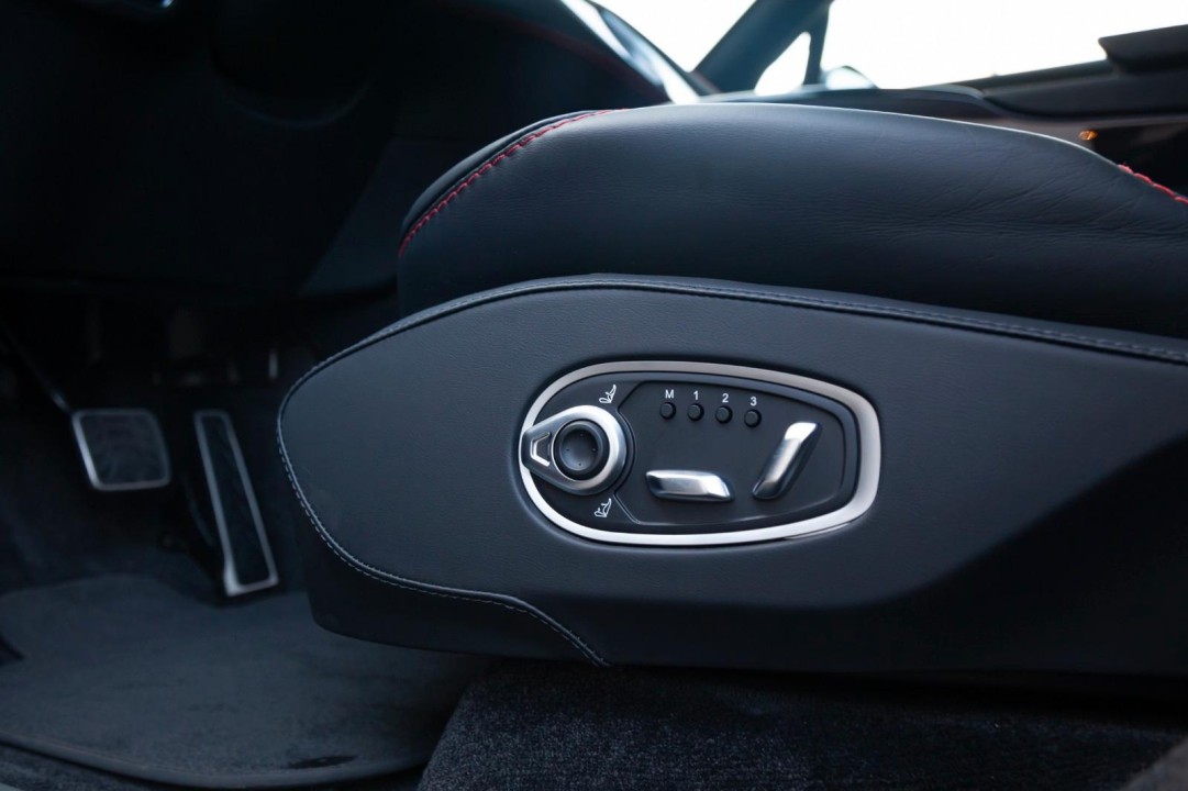 Aston Martin DBX - foto 13