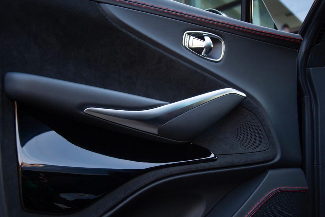 Aston Martin DBX - foto 16