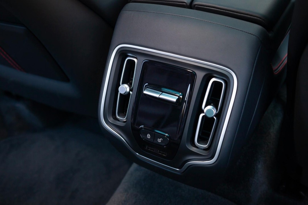 Aston Martin DBX - foto 15