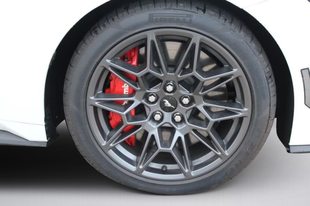 Ford Mustang GT - foto 13