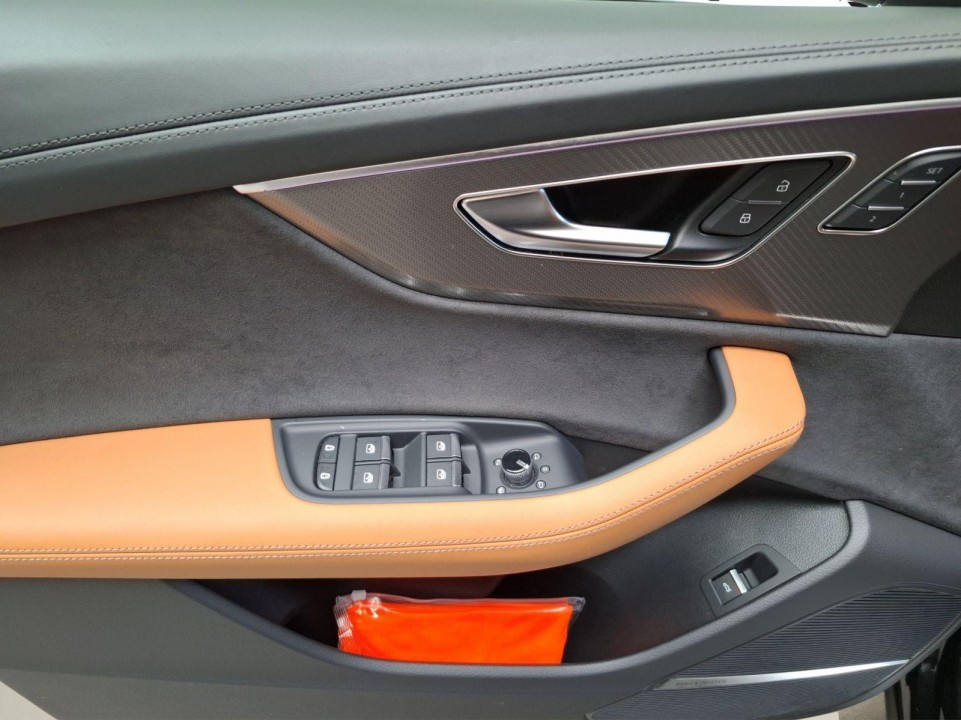 Audi RS Q8 - foto 16