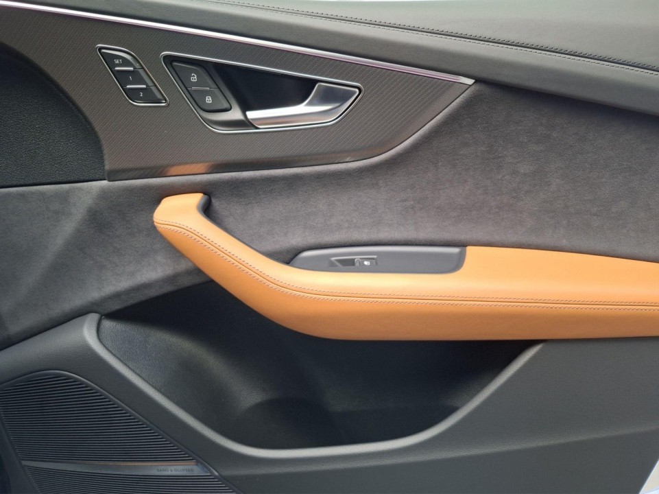 Audi RS Q8 - foto 17