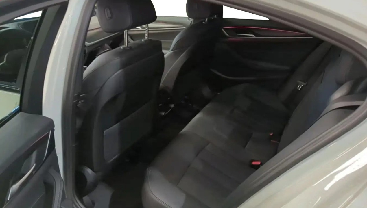 BMW Seria 5 520d xDrive M-Sport - foto 6
