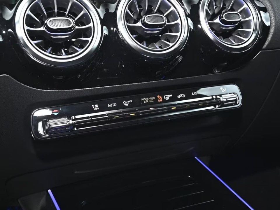 Mercedes-Benz GLA 180 AMG - foto 13