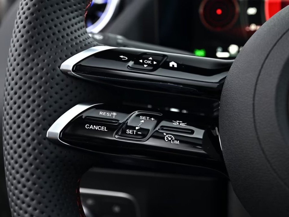 Mercedes-Benz GLA 180 AMG - foto 7