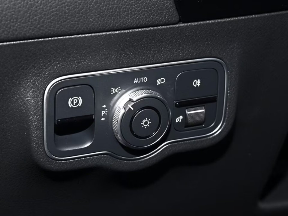 Mercedes-Benz GLA 180 AMG - foto 16