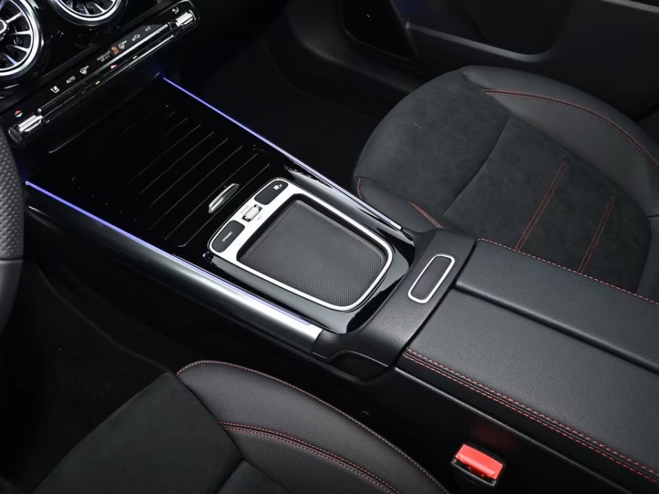 Mercedes-Benz GLA 180 AMG - foto 12