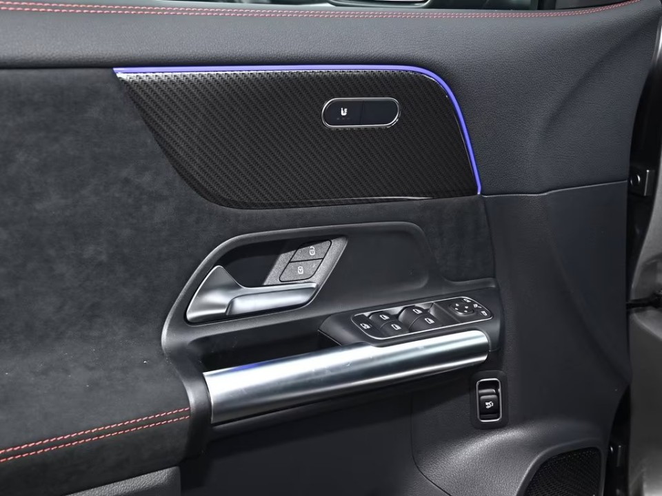 Mercedes-Benz GLA 180 AMG - foto 18