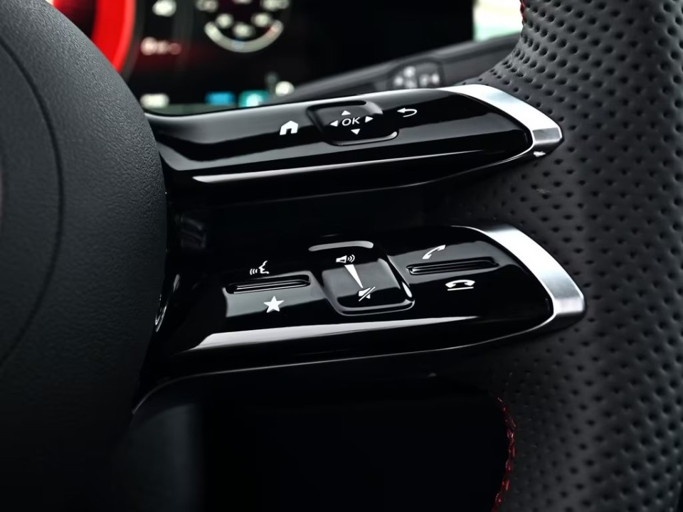 Mercedes-Benz GLA 180 AMG - foto 8