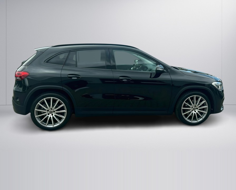 Mercedes-Benz GLA 220d 4MATIC AMG Line (2)
