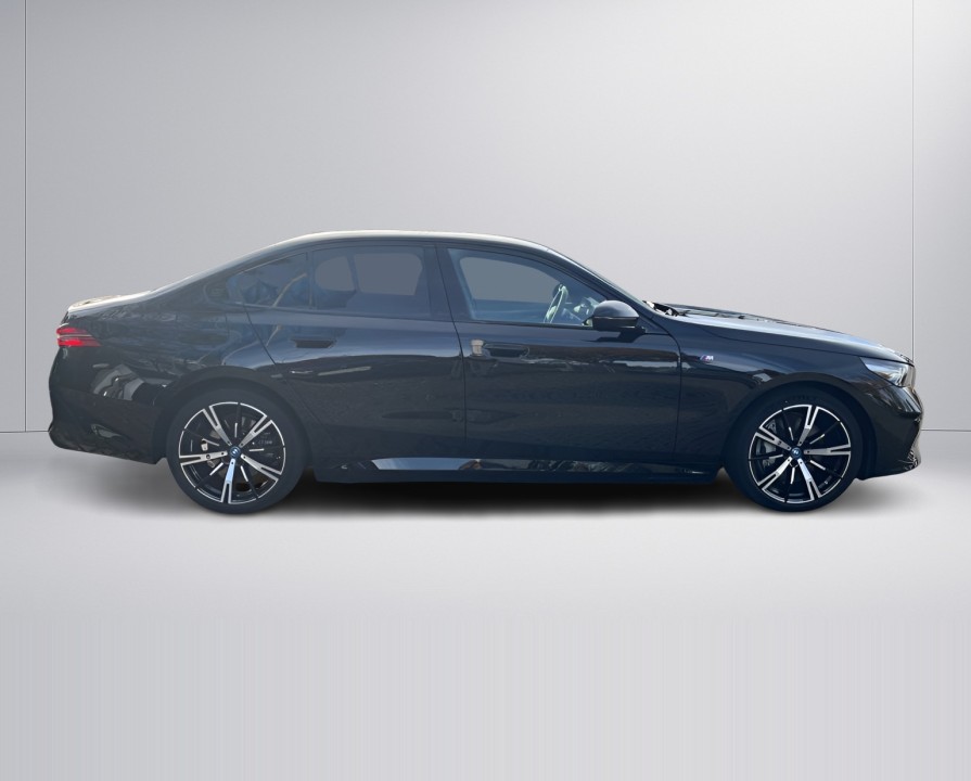 BMW Seria 5 550e xDrive (2)