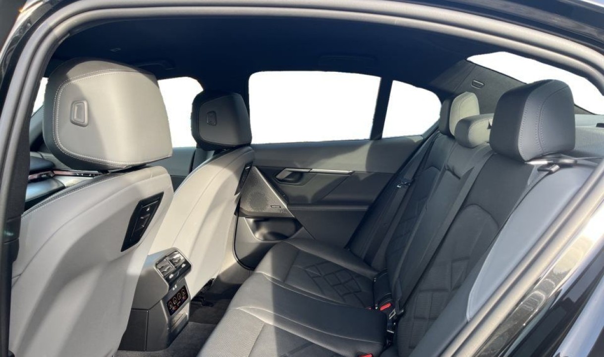 BMW Seria 5 550e xDrive - foto 9