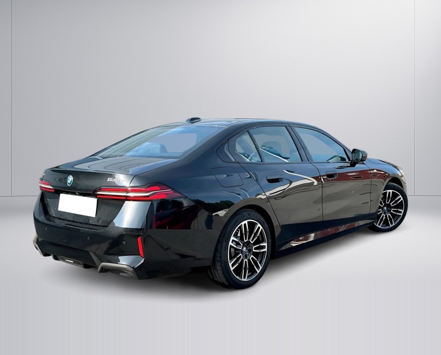 BMW Seria 5 530e xDrive M-Sport (3)