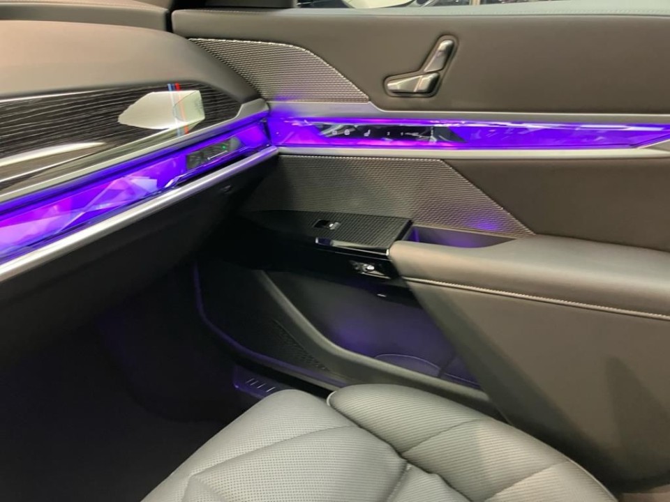 BMW Seria 7 740d xDrive M-Sport - foto 17