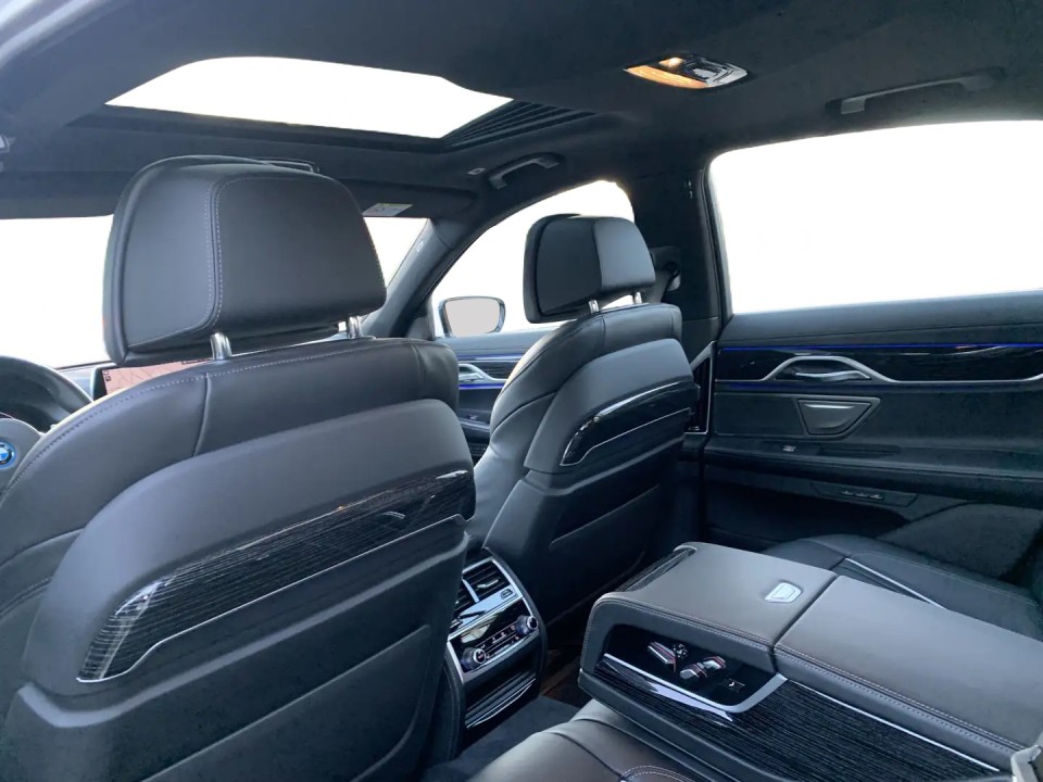 BMW Seria 7 745e M-Sport - foto 9