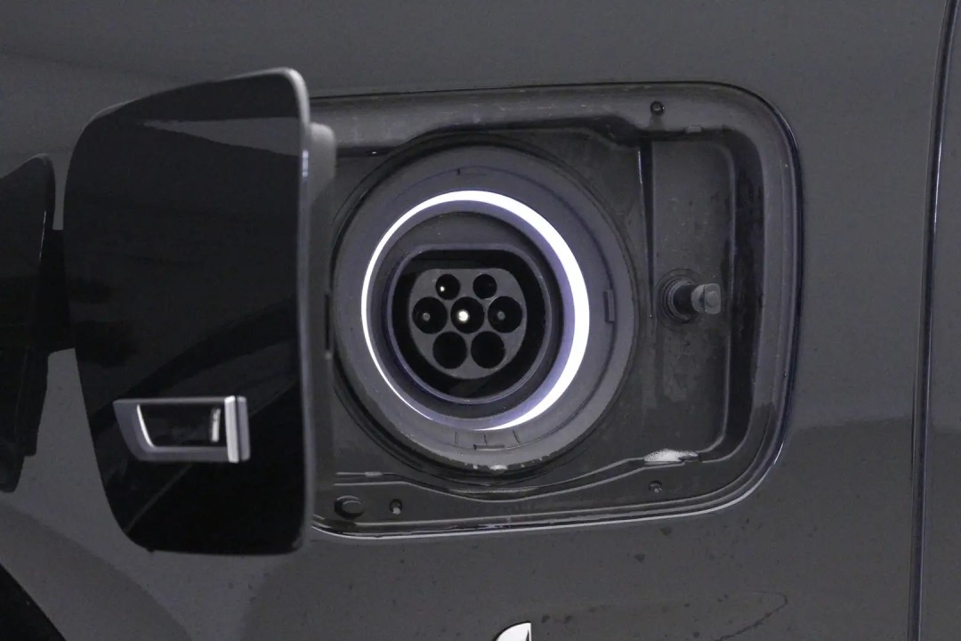 BMW Seria 7 745e - foto 10