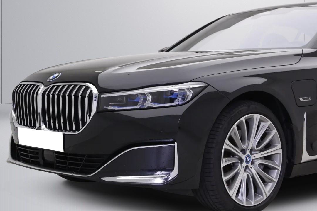 BMW Seria 7 745e - foto 13