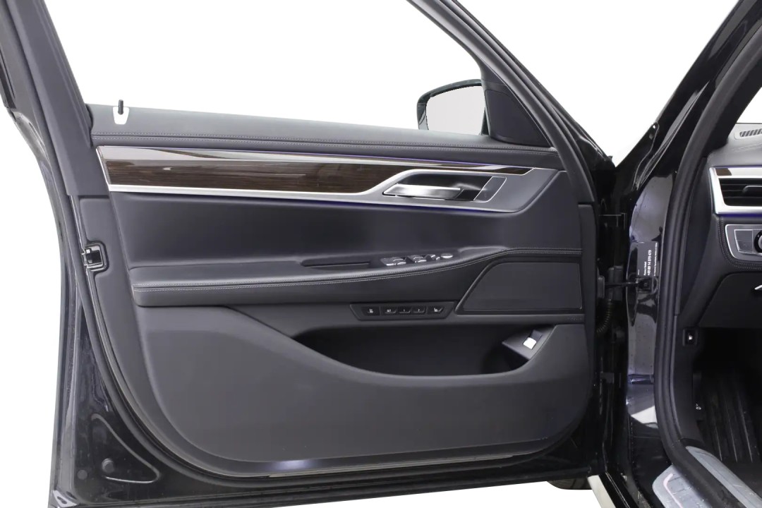 BMW Seria 7 745e - foto 11