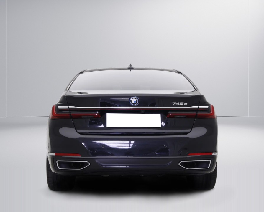 BMW Seria 7 745e (3)
