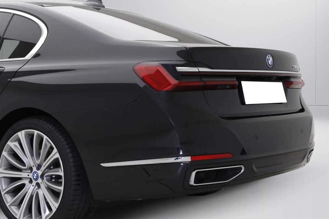 BMW Seria 7 745e - foto 14