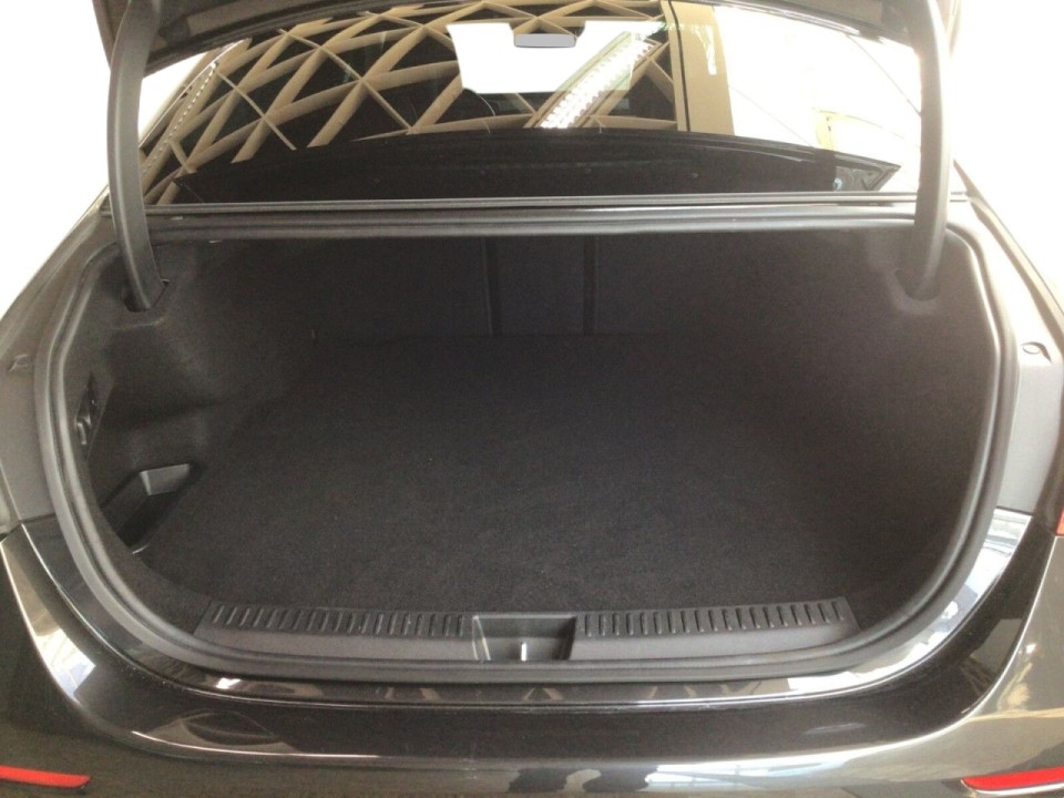 Mercedes-Benz E 300e Avantgarde - foto 13