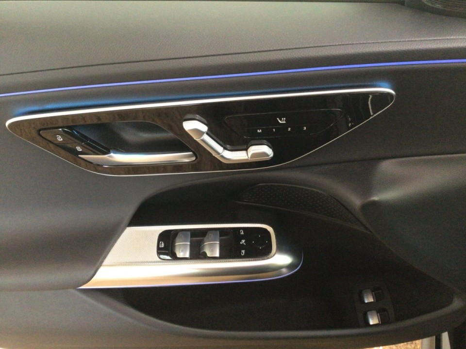 Mercedes-Benz E 300e Avantgarde - foto 12