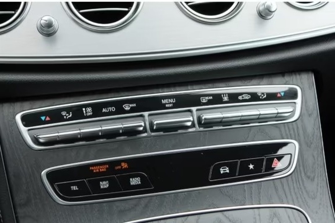 Mercedes-Benz E 300 T-Modell AMG Line - foto 14