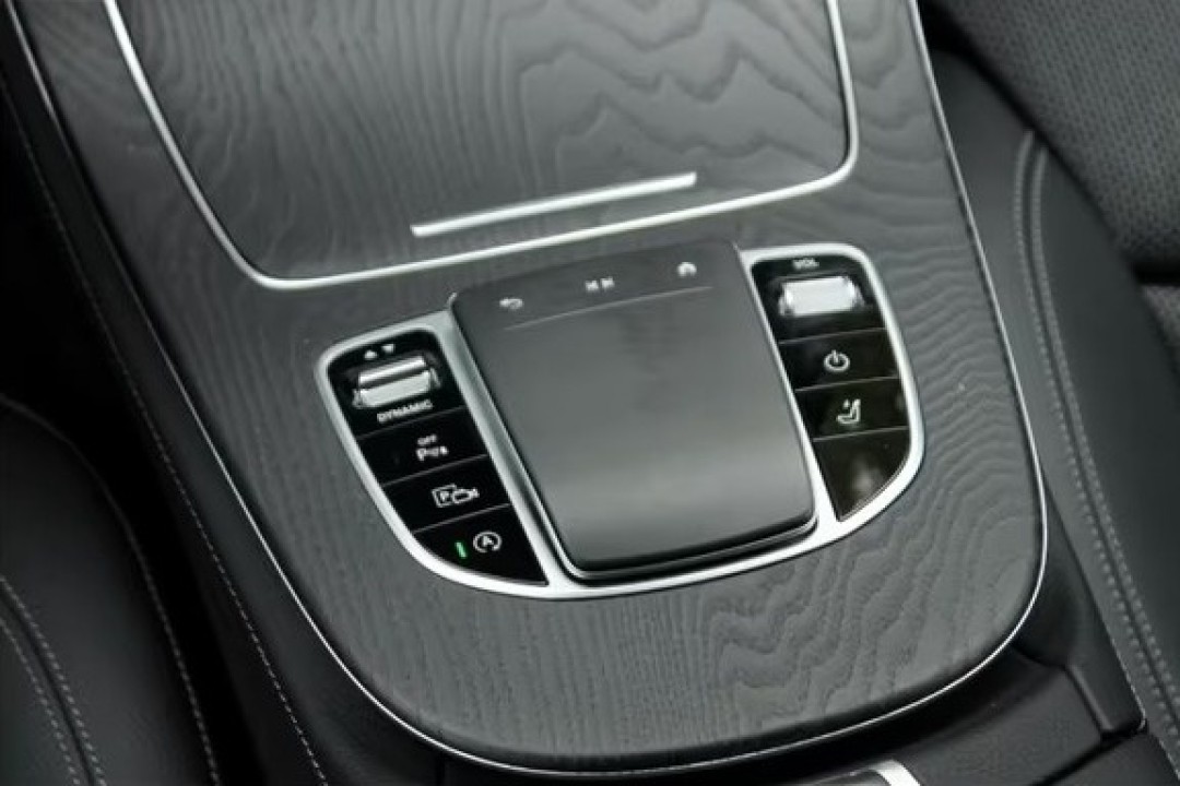 Mercedes-Benz E 300 T-Modell AMG Line - foto 11