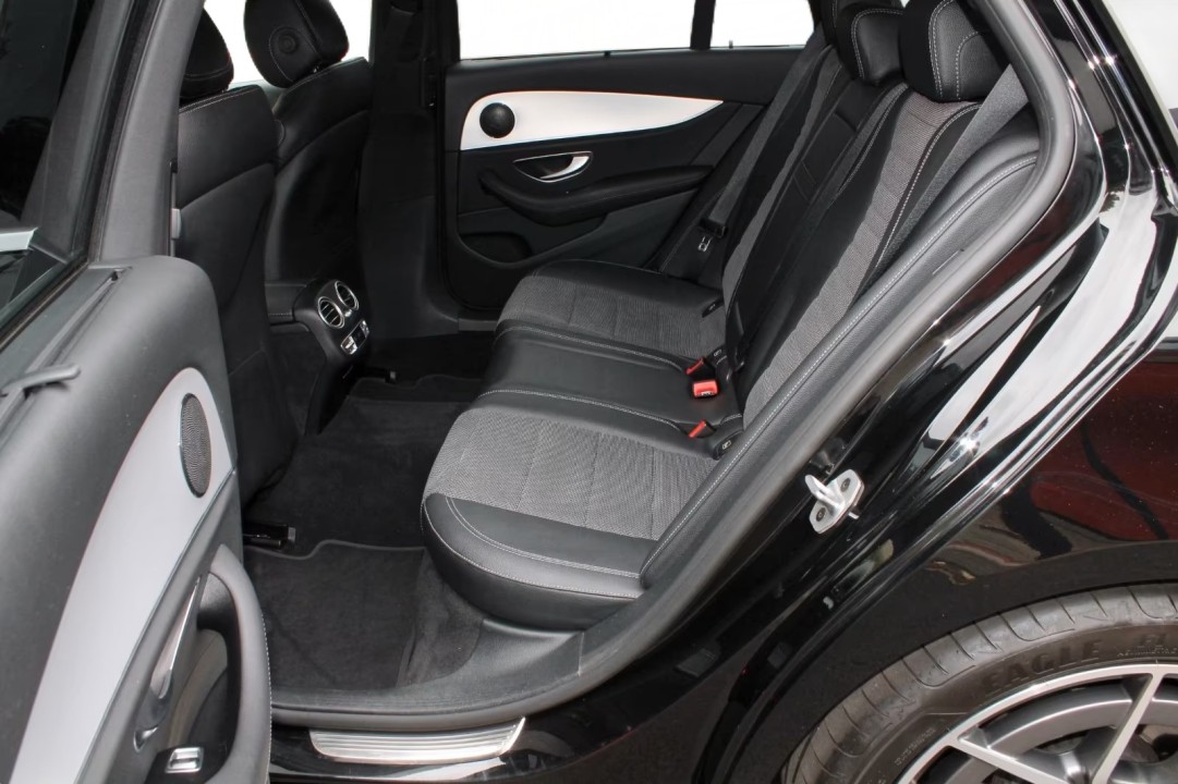 Mercedes-Benz E 300 T-Modell AMG Line - foto 17