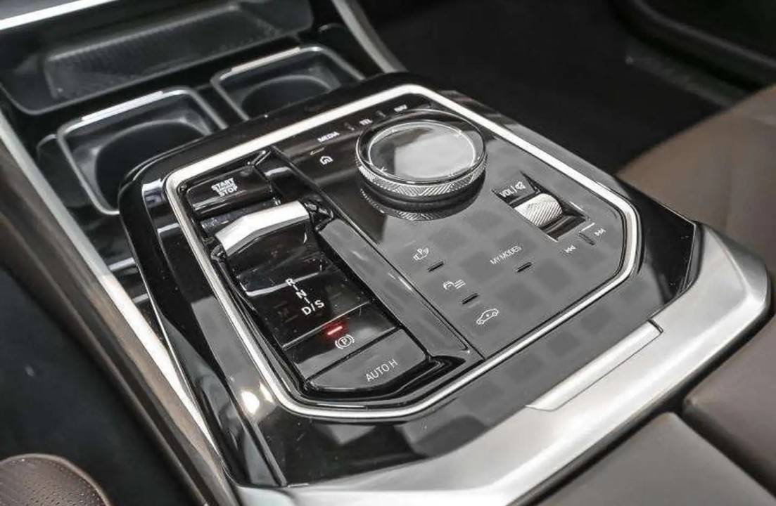 BMW Seria 7 xDrive750 M-Sport - foto 8