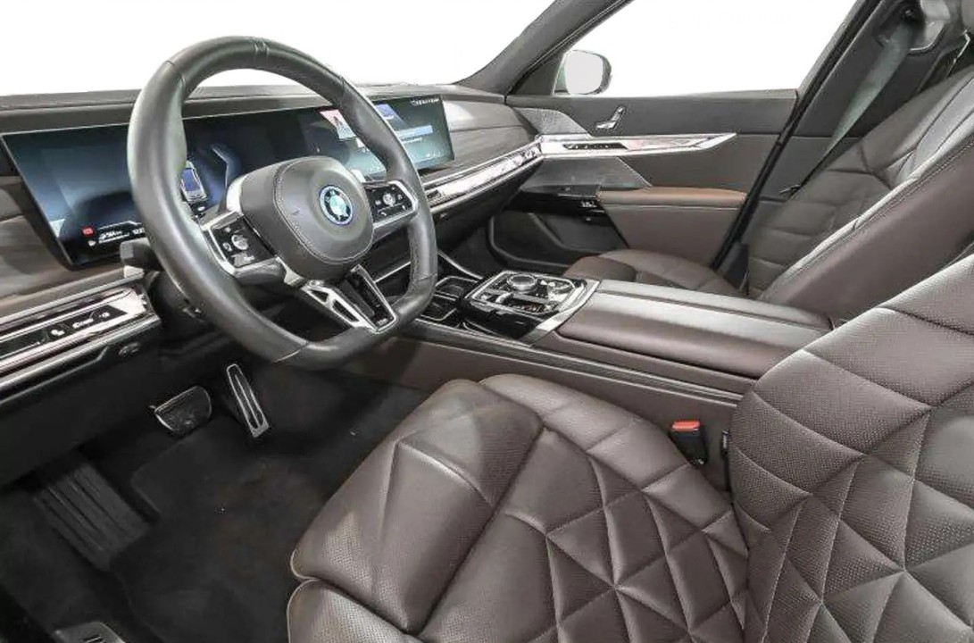 BMW Seria 7 xDrive750 M-Sport (4)