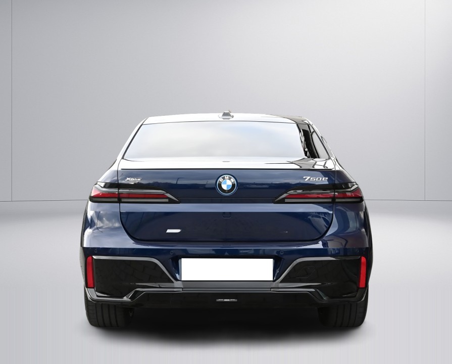 BMW Seria 7 750e xDrive M-Sport (4)