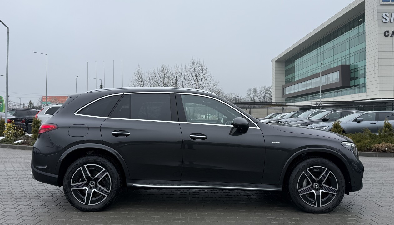 Mercedes-Benz GLC 300e 4MATIC AMG Line (2)