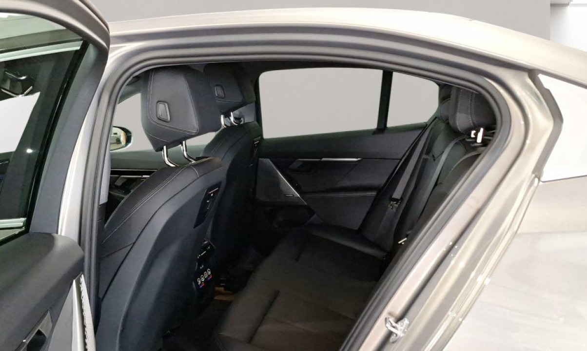 BMW Seria 5 520d - foto 9