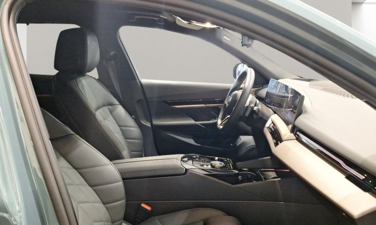 BMW Seria 5 520d Touring M-Sport - foto 9