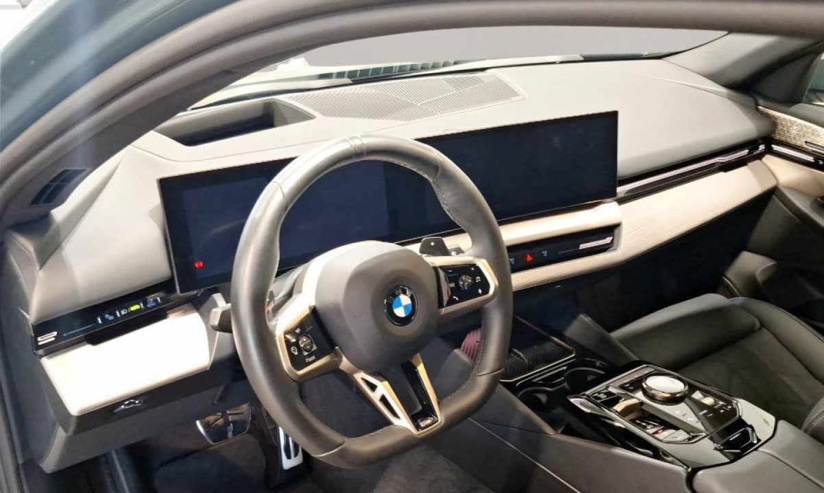 BMW Seria 5 520d Touring M-Sport (5)