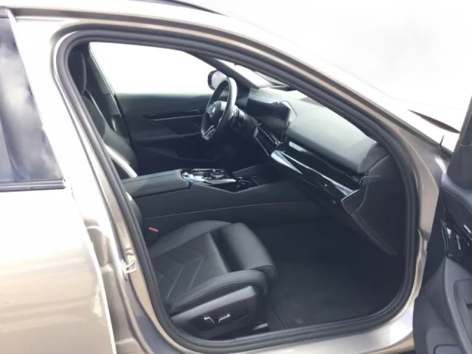 BMW Seria 5 xDrive520d (5)