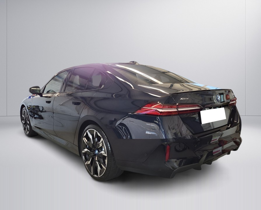 BMW Seria 5 xDrive550e (3)