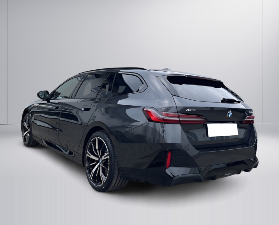 BMW Seria 5 540d xDrive Touring M-Sport (4)